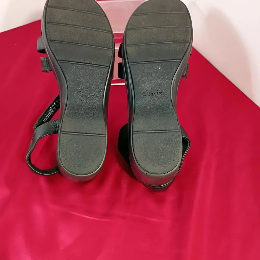 Clarks Women's SZ 10M Tuleah Cross Black Leather Sandal. Condition is Pre-owned. - Picture 3 of 9